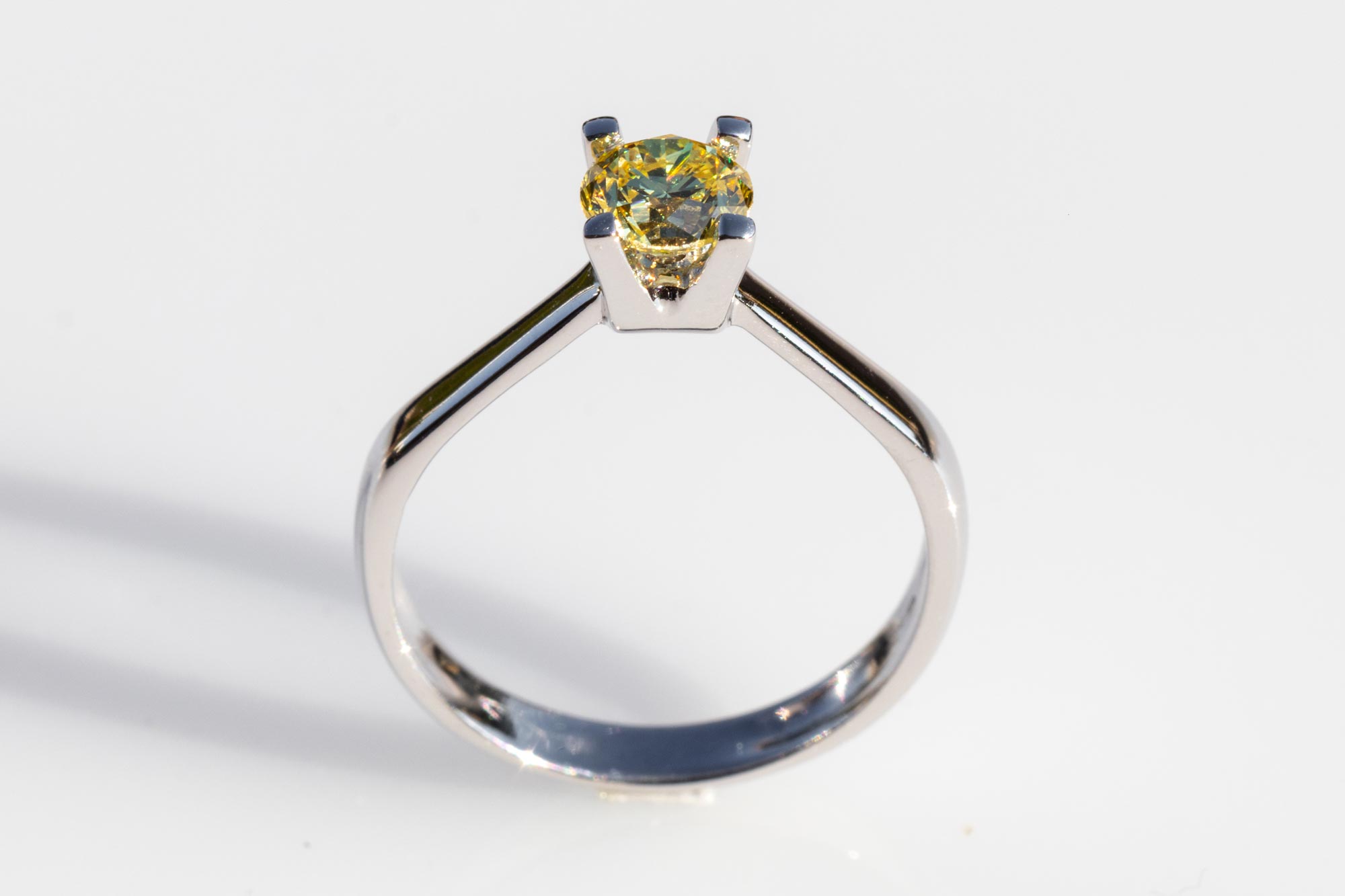 anello con diamante fancy giallo
