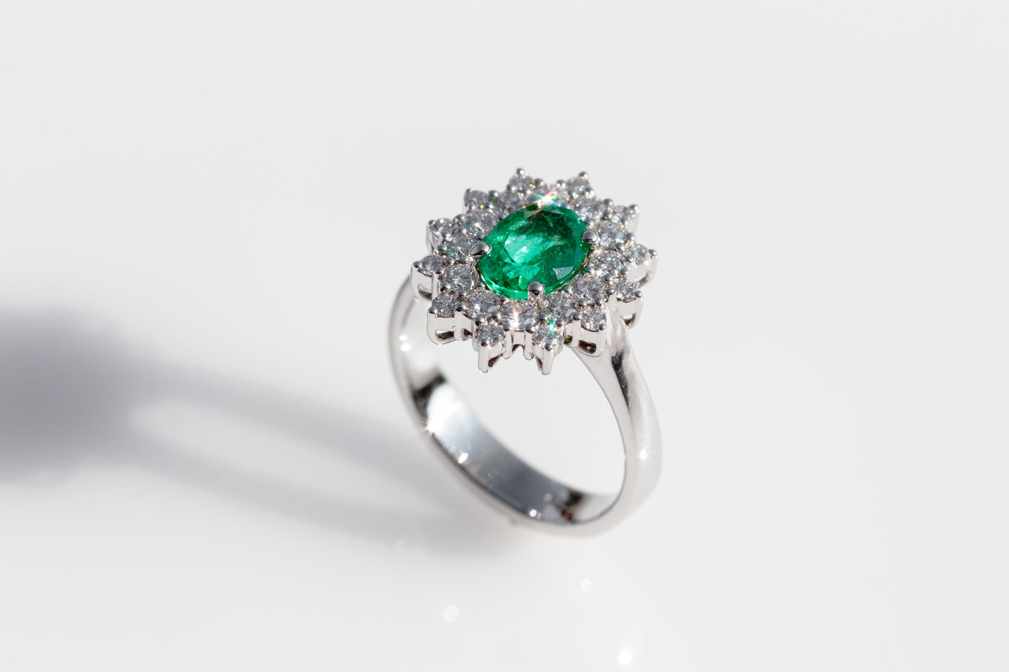 anello con smeraldo colombiano ovale