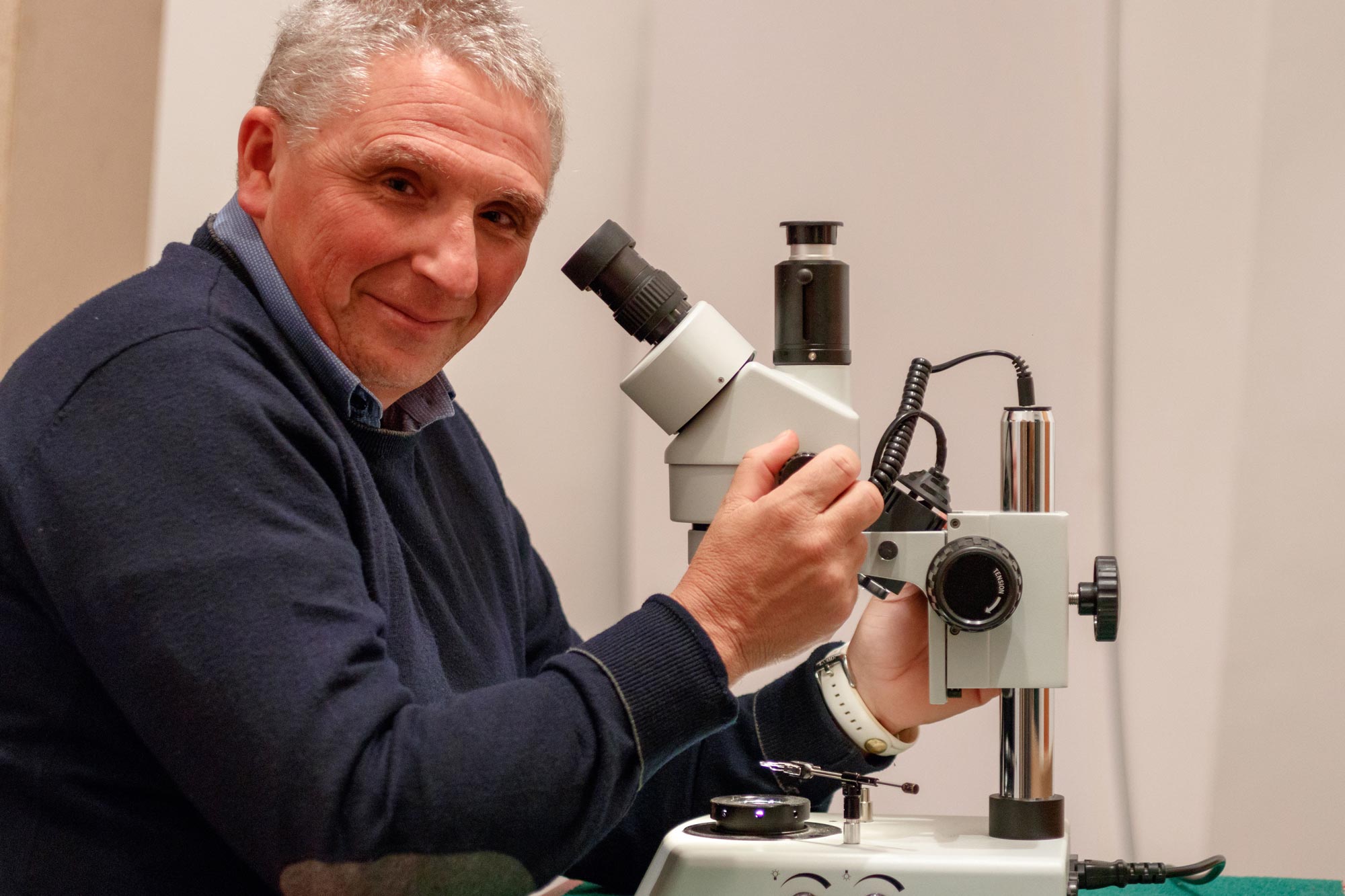 emanuele fabrizio gemmologo col suo microscopio