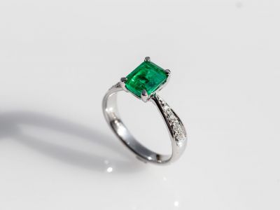Smeraldo Naturale Colombiano su anello con diamanti