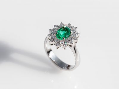 Smeraldo Naturale Colombiano ovale su anello con diamanti